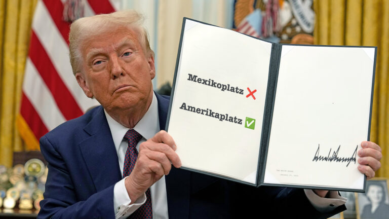 Trump zeigt Schild mit Mexikoplatz ➔ Amerikaplatz