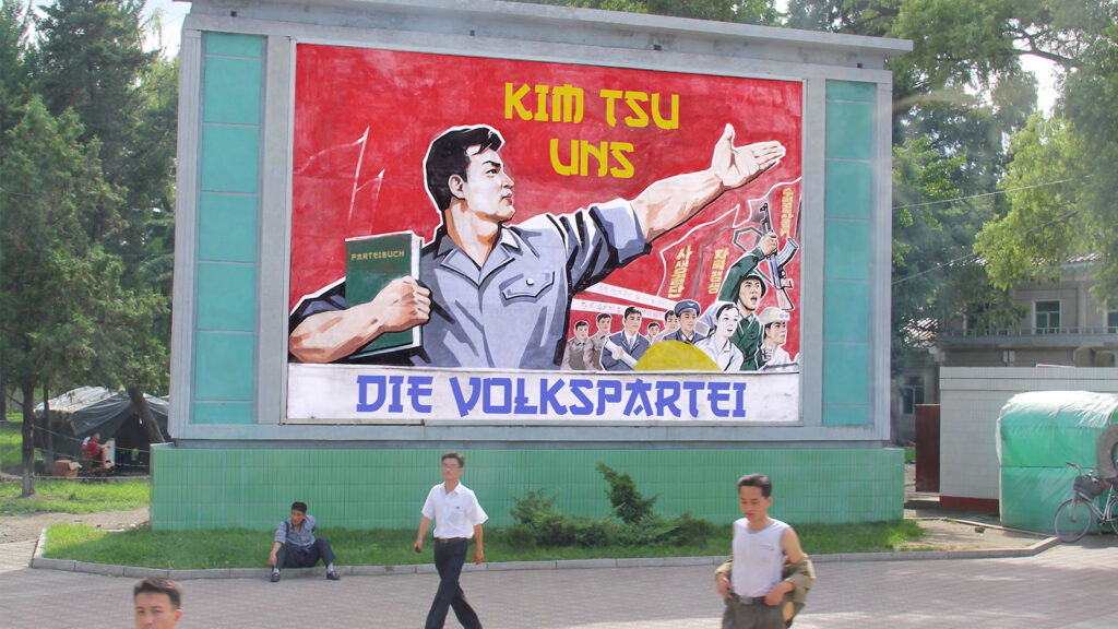 Nordkoreanisches Propaganda-Poster mit der Aufschrift "Kim tsu uns"