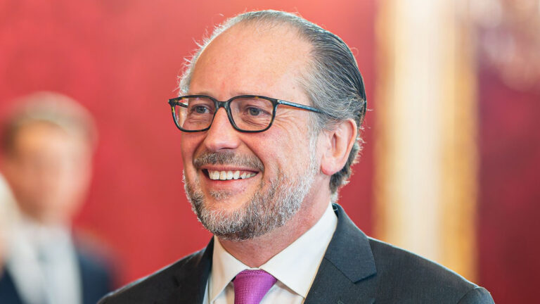 Das Bild zeigt einen lächelnden Schallenberg.