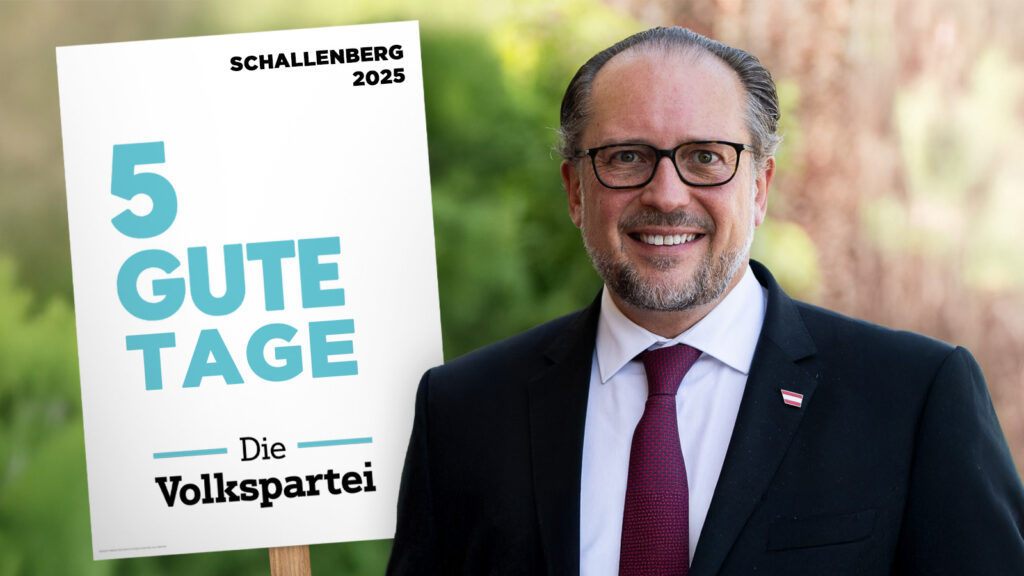 Das Bild zeigt Schallenberg mit einem Wahlplakat.
