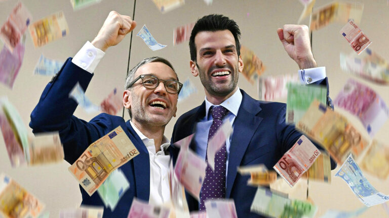 Das Bild zeigt einen feiernden Kickl und Landbauer. Sie strecken ihre Faust in die Höhe in Mitten des Geldregens.