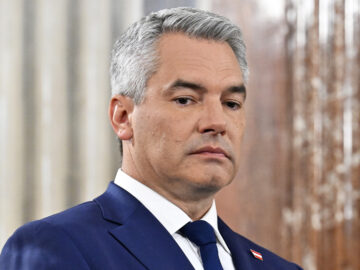 Das Bild zeigt Karl Nehammer mit enttäuschtem Blick.