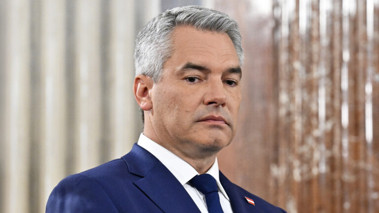 Das Bild zeigt Karl Nehammer mit enttäuschtem Blick.