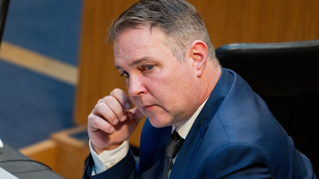 Babler schaut betroffen