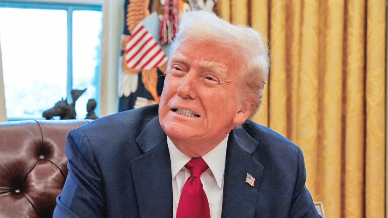 Das Bild zeigt Trump mit einem verzwickten Gesichtsausdruck.