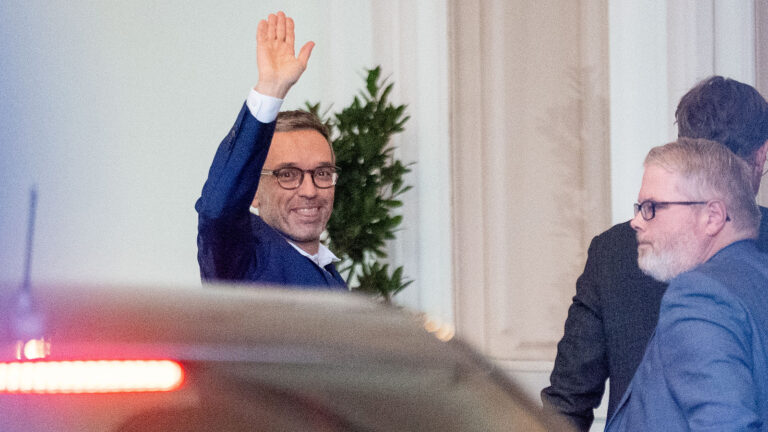 Kickl winkt lächelnd