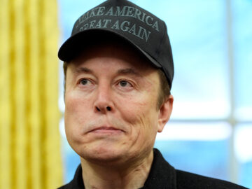 Das Bild zeigt Elon Musk mit unglücklichem Gesichtsausdruck.