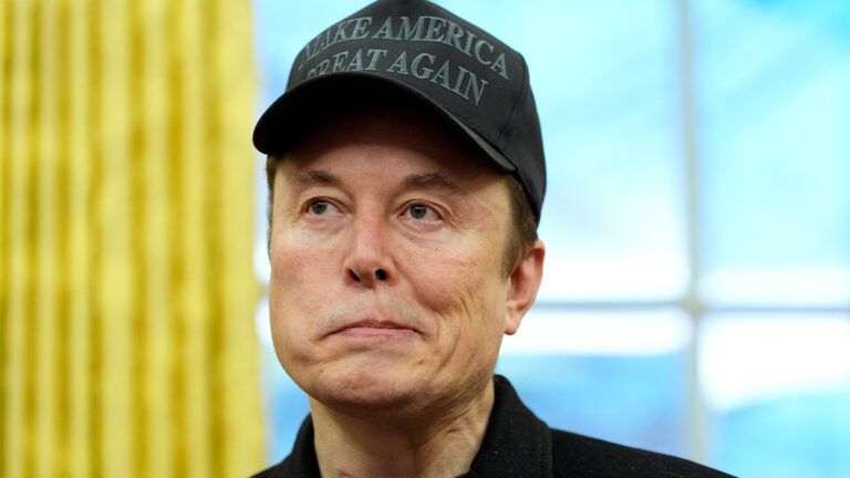 Das Bild zeigt Elon Musk mit unglücklichem Gesichtsausdruck.