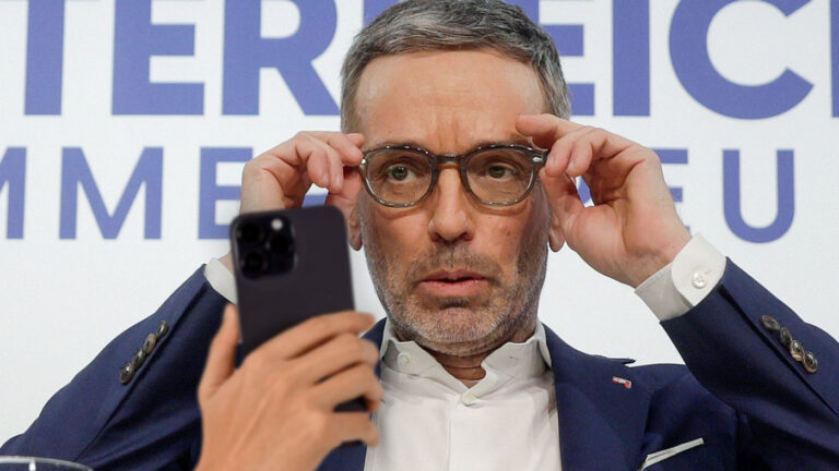 Jemand zeigt Kickl ein Handy