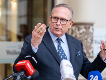 Das Bild zeigt Karl Mahrer vor der ÖVP Zentrale.
