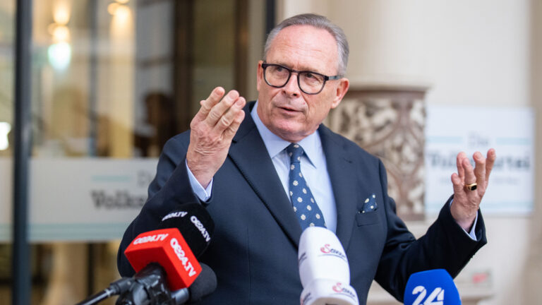 Das Bild zeigt Karl Mahrer vor der ÖVP Zentrale.