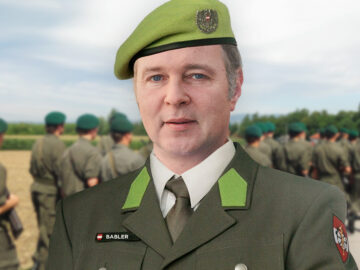 Das Bild zeigt Babler in Uniform.