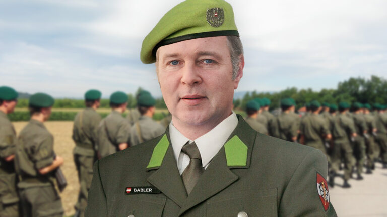 Das Bild zeigt Babler in Uniform.