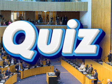 Das Bild zeigt ein Foto des Nationalrats, darüber prangt der Schriftzug "Quiz".