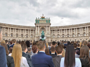 Das Bild zeigt eine große Menge Menschen vor der Hofburg.