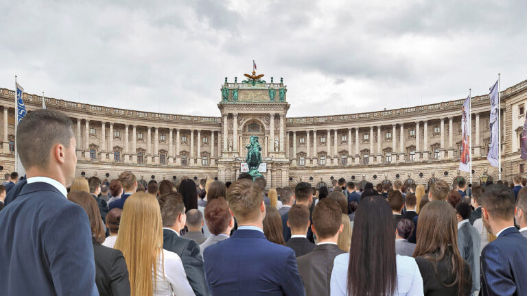 Das Bild zeigt eine große Menge Menschen vor der Hofburg.