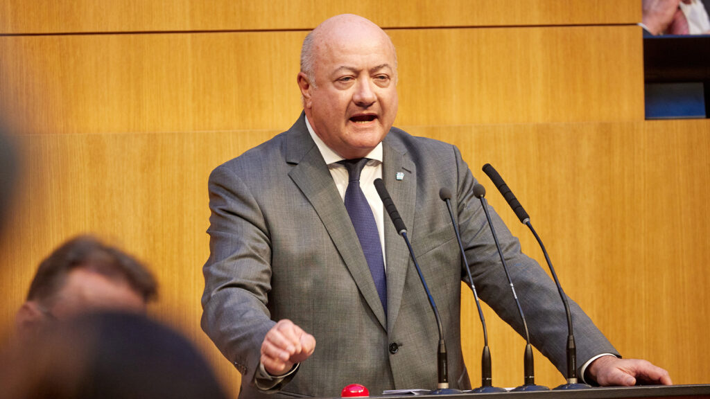 Das Bild zeigt Christian Stocker bei einer Rede.
