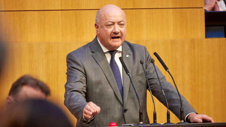 Das Bild zeigt Christian Stocker bei einer Rede.