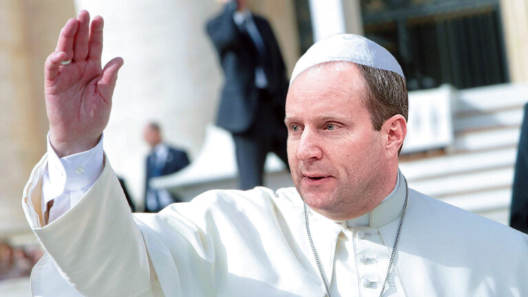 Das Bild zeigt Matthias Strolz im Papst Gewande.