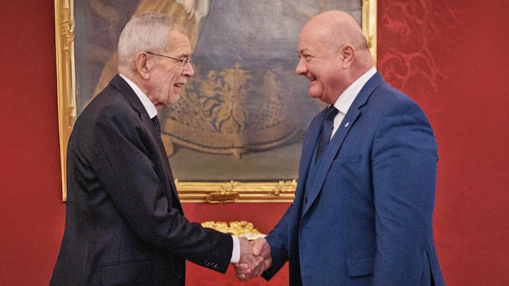 Das Bild zeigt Van der Bellen und Christian Stocker wie sie sich die Hand geben.