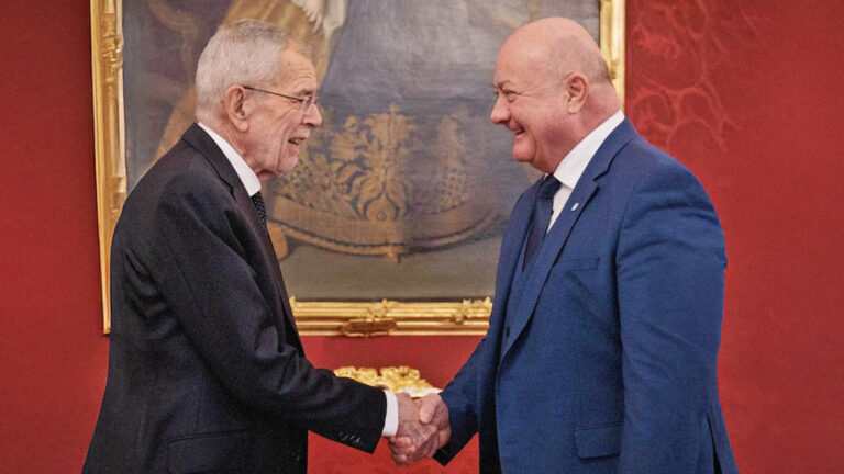 Das Bild zeigt Van der Bellen und Christian Stocker wie sie sich die Hand geben.