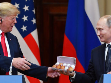 Das Bild zeigt Putin bei der Übergabe eines Eierkartons an Trump.