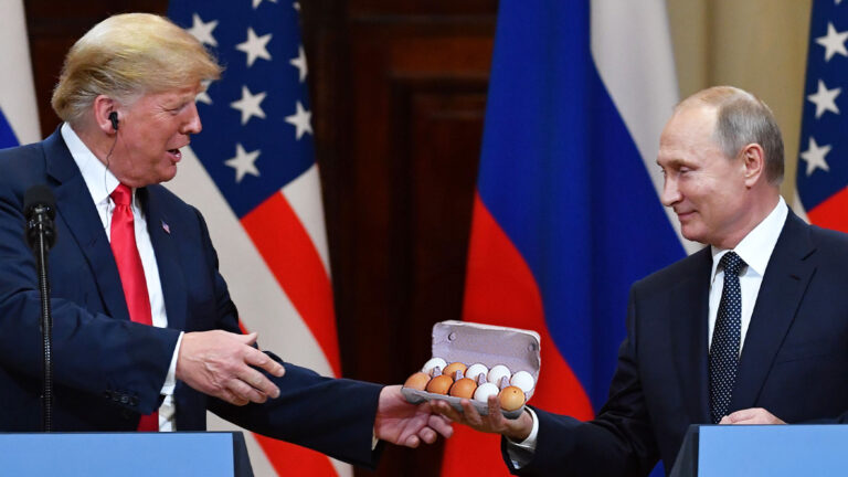 Das Bild zeigt Putin bei der Übergabe eines Eierkartons an Trump.