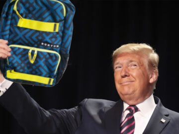 Trump hält Burton-Rucksack hoch