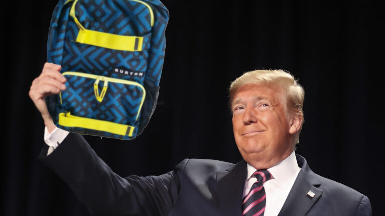 Trump hält Burton-Rucksack hoch