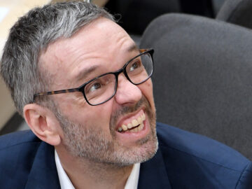Kickl im Parlament verzieht das Gesicht