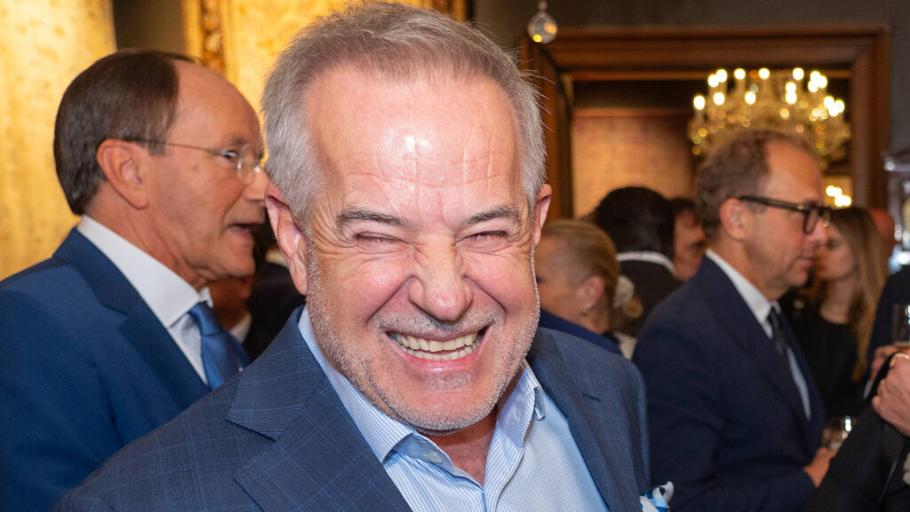 Das Bild zeigt einen lachenden Sigi Wolf.