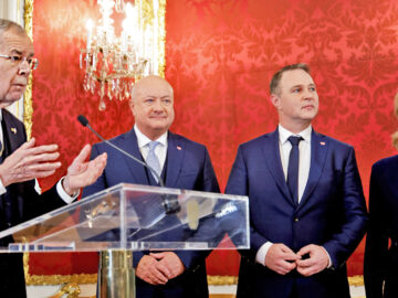 Das Bild zeigt Christian Stocker, Andreas Babler und Beate Meinl-Reisinger wie sie neben Bundespräsident Van der Bellen stehen.