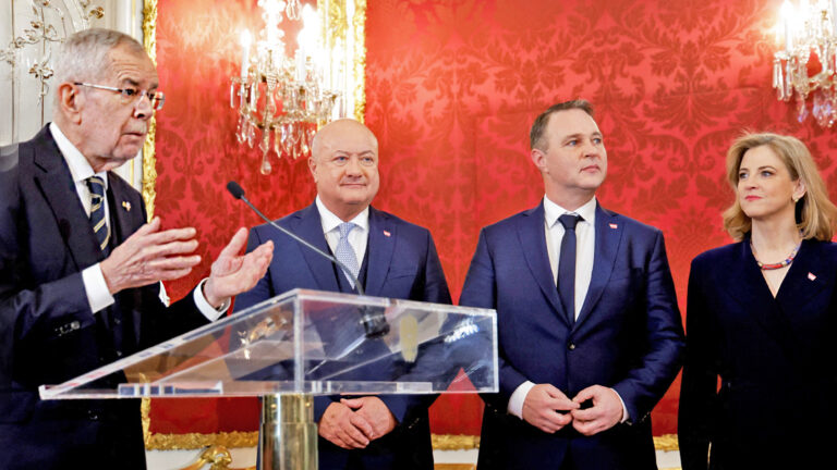 Das Bild zeigt Christian Stocker, Andreas Babler und Beate Meinl-Reisinger wie sie neben Bundespräsident Van der Bellen stehen.