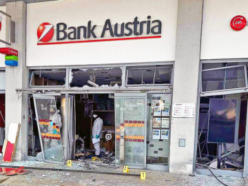 Das Bild zeigt eine gesprengte Bank Austria Filiale.