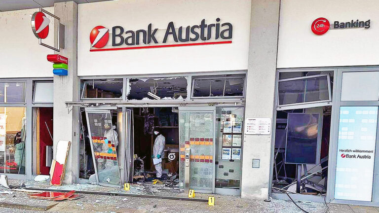 Das Bild zeigt eine gesprengte Bank Austria Filiale.