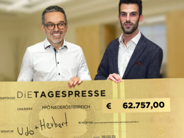 Das Bild zeigt Herbert Kickl und Udo Landbauer mit einem großen goldenen Scheck.