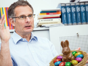 Das Bild zeigt Finanzminister Marterbauer mit einem Osternest in der Hand.