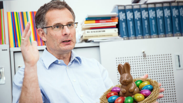 Das Bild zeigt Finanzminister Marterbauer mit einem Osternest in der Hand.
