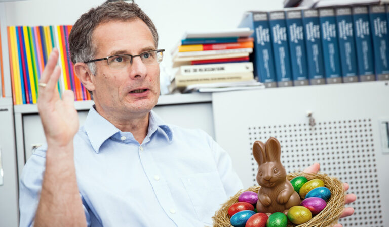 Das Bild zeigt Finanzminister Marterbauer mit einem Osternest in der Hand.