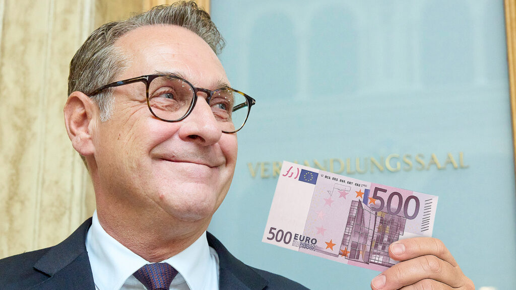 Das Bild zeigt Strache vor dem Verhandlungssaal mit einem 500€ Schein.