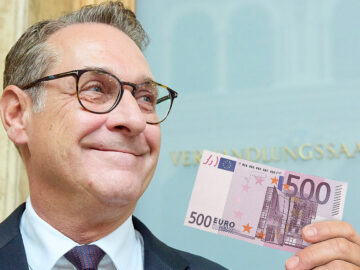 Das Bild zeigt Strache vor dem Verhandlungssaal mit einem 500€ Schein.