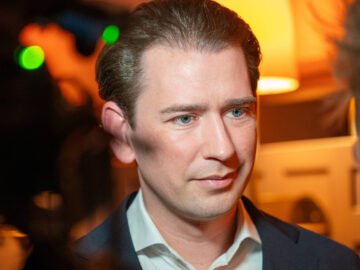 Das Bild zeigt Sebastian Kurz bei einem Interview.