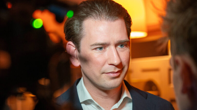 Das Bild zeigt Sebastian Kurz bei einem Interview.