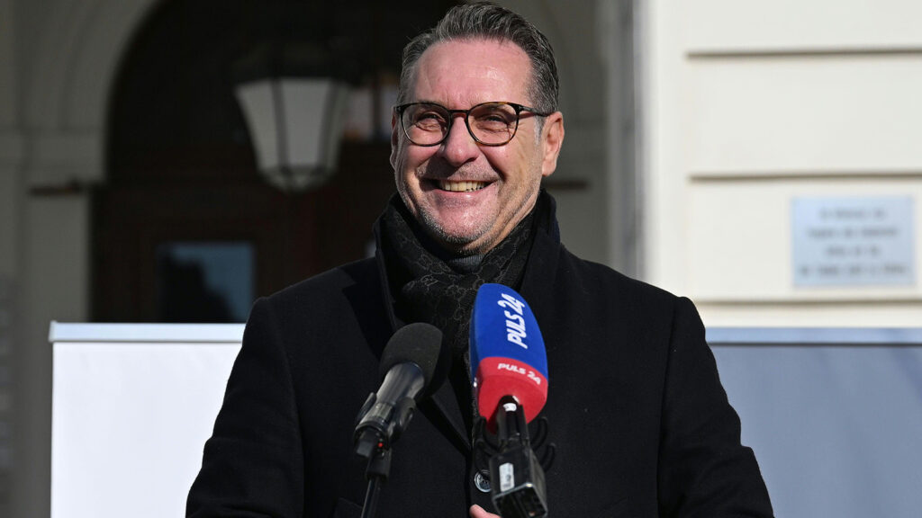 Strache lächelt
