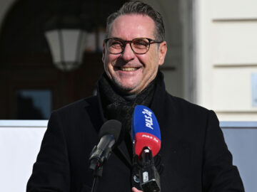Strache lächelt