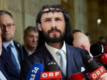 Jesus neben Ainedter vor dem Gerichtssaal