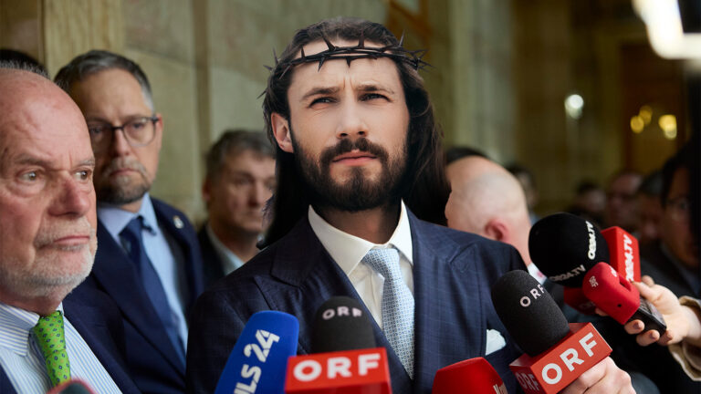 Jesus neben Ainedter vor dem Gerichtssaal