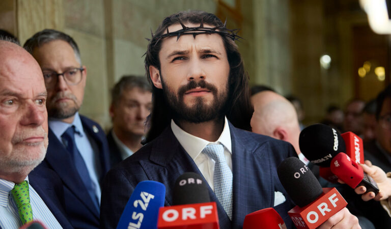 Jesus neben Ainedter vor dem Gerichtssaal