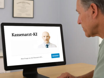Das Bild zeigt einen Patienten vor einem PC-Bildschirm. Der Bildschirm zeigt die Hausarzt KI.
