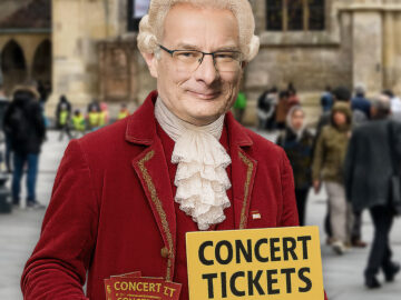 Das Bild zeigt Minister Marterbauer beim Verkauf von Konzerttickets auf dem Stephansplatz.